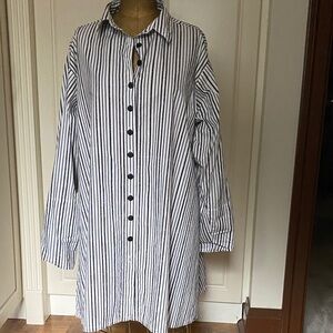 Elegant Black and White Striped Long Sleeve Dress